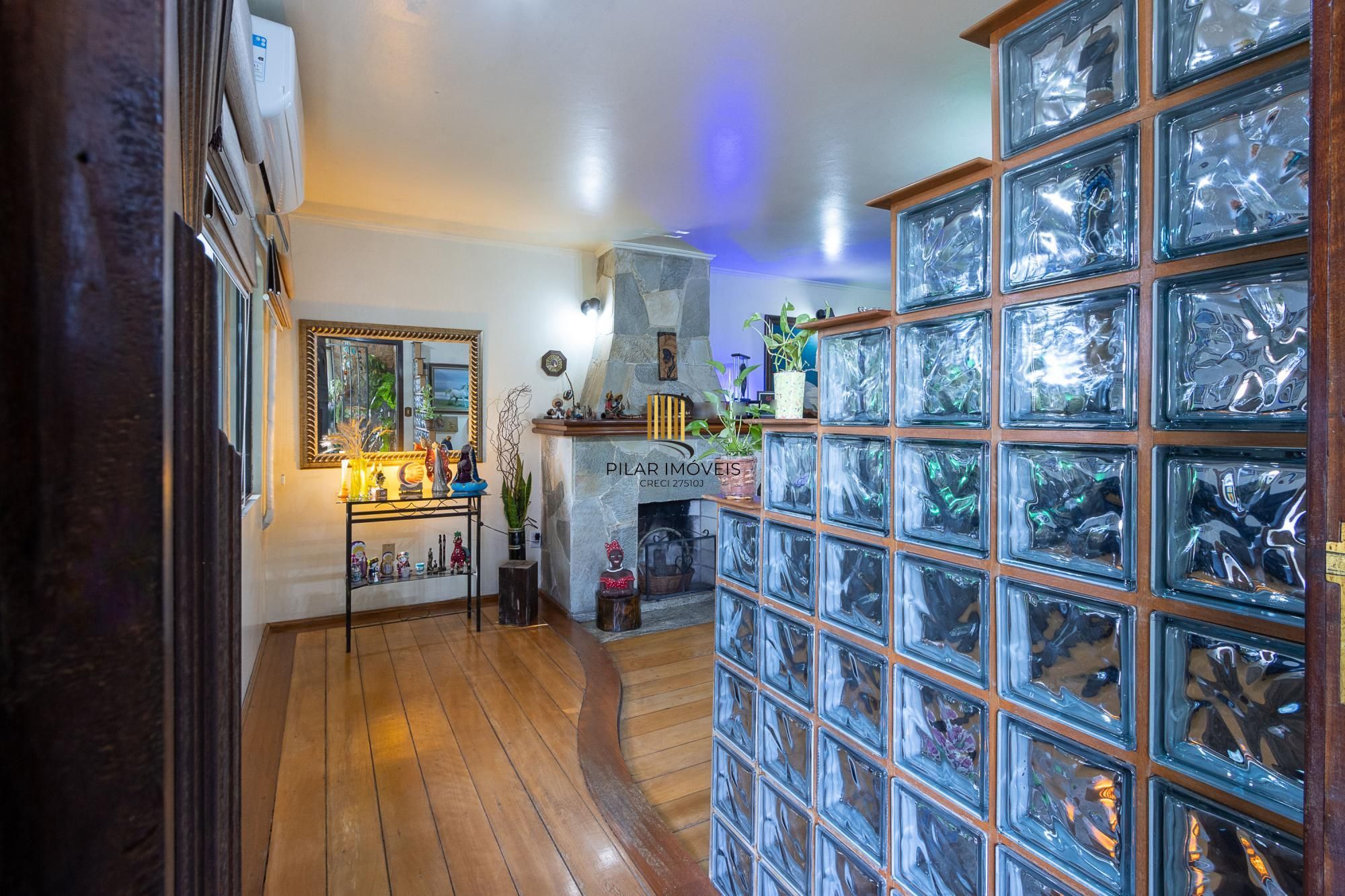 Casa com 3 quartos (1 suite), 4 vagas - Vila Nova