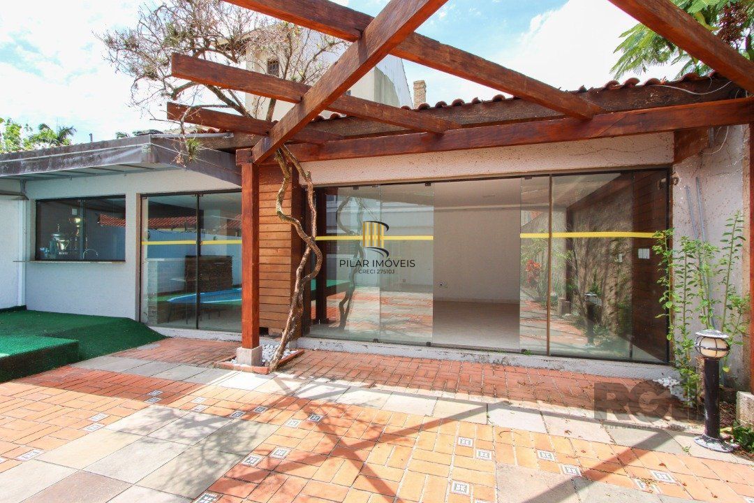 Casa com 4 quartos, com 347,57 m 2 privativos