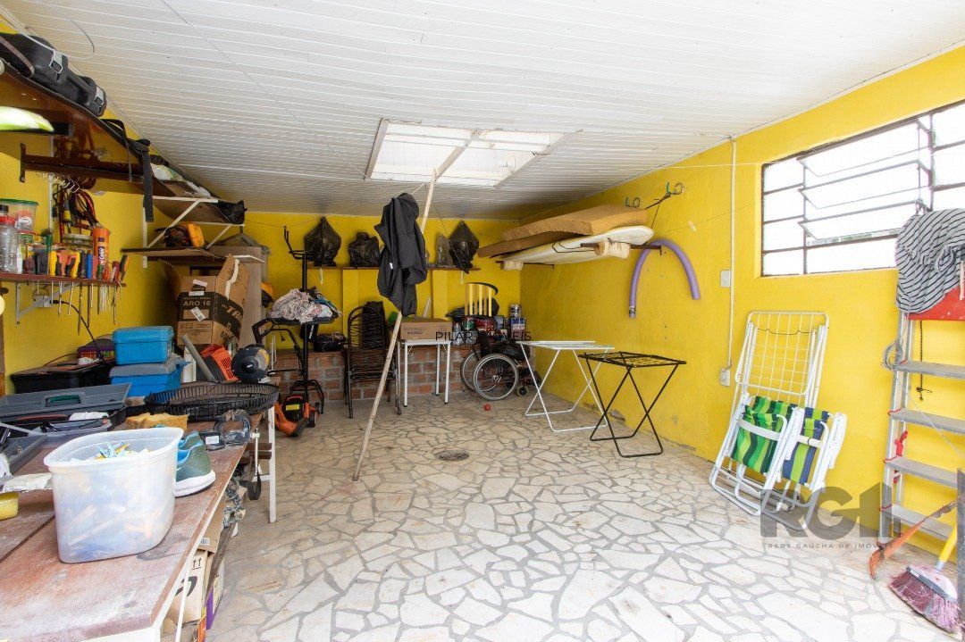 Casa térrea, 3 quartos, 2 banheiros, com pátio no Bairro Cavalhada