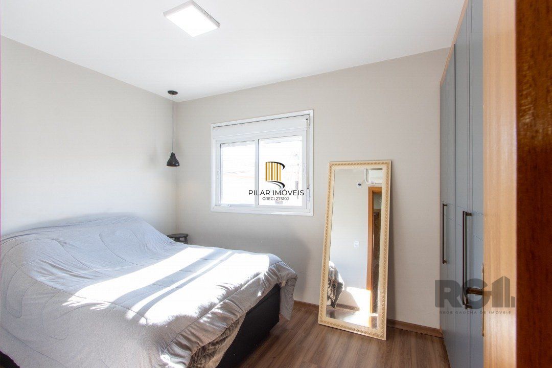 Casa em condomínio,  possui 2 dormitórios, sala para 2 ambientes e 1 vaga.