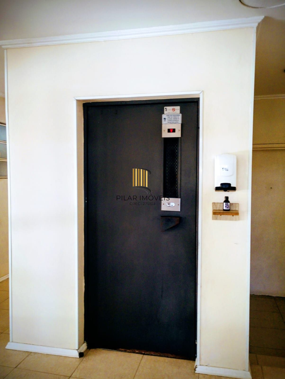 Apartamento de 1 dormitório, de frente, andar alto, elevador, vista para o Lago Guaíba.