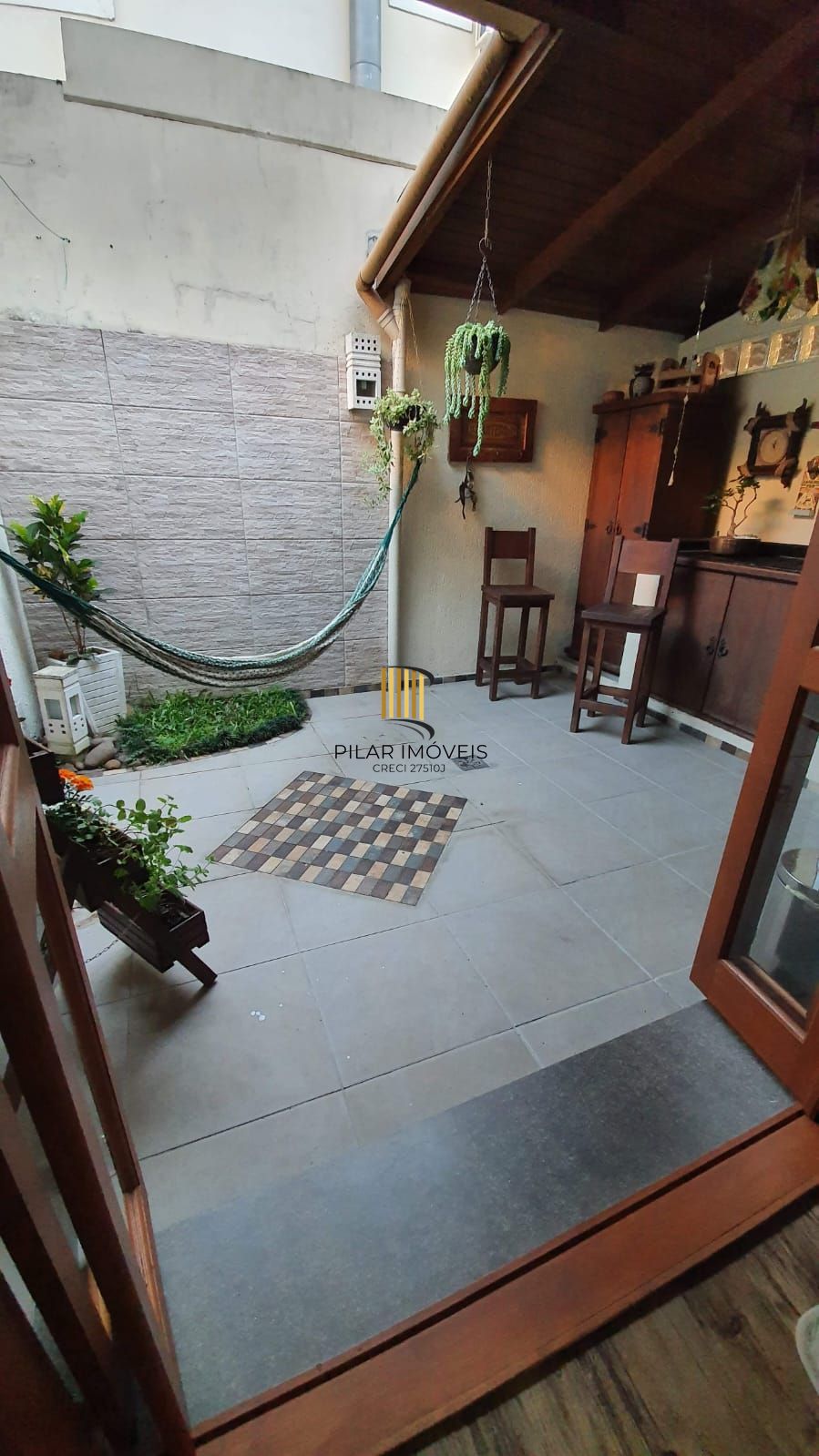 À venda sobrado em condomínio fechado e semi mobiliado!