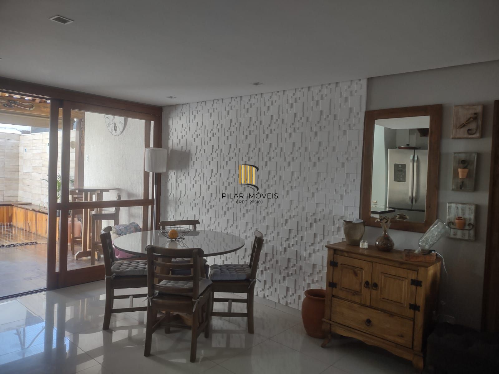 Casa de condomínio, 3 quartos, 1 suíte, piscina e 2 vagas de garagem;