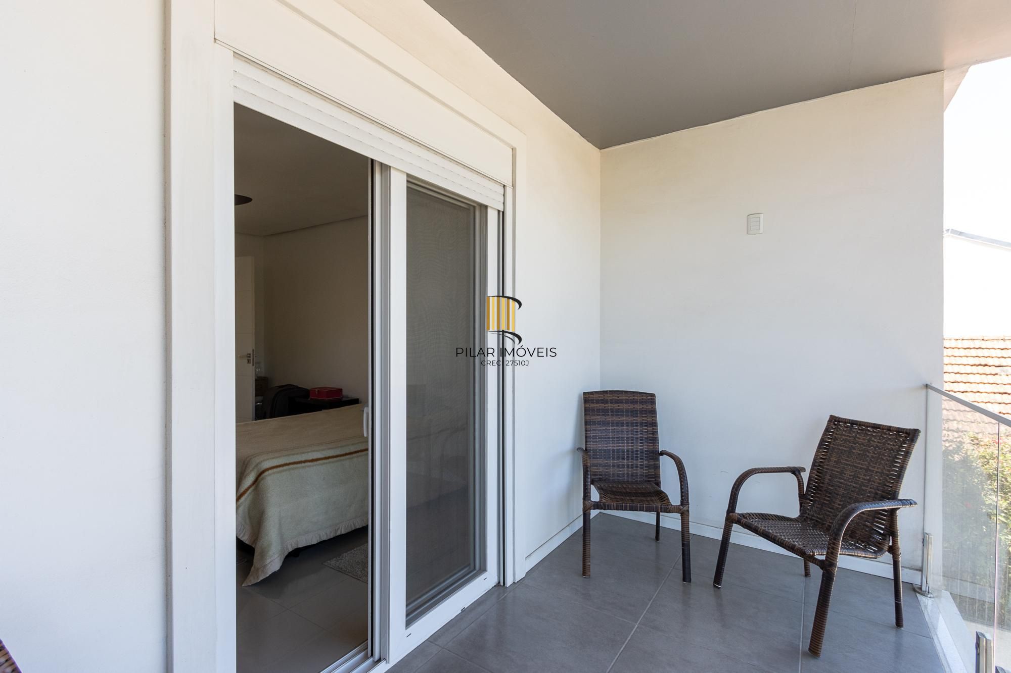 Excelente casa de 3 dormitórios, 3 suítes e 2 vagas no bairro Cavalhada.