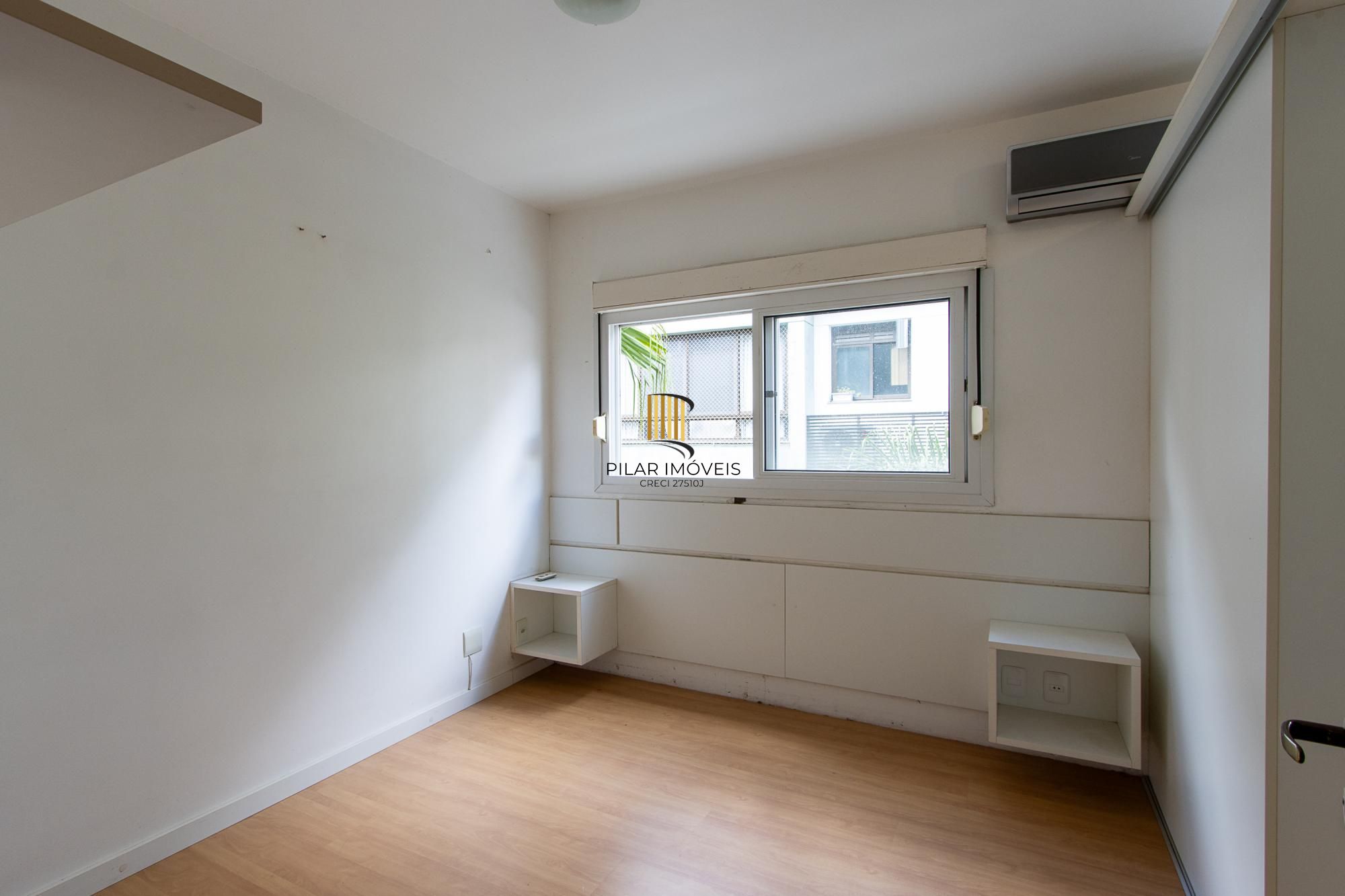 Apartamento com 2 dormitórios (reversível para 3) e 1 vaga escriturada  à venda no coração de Ipanema