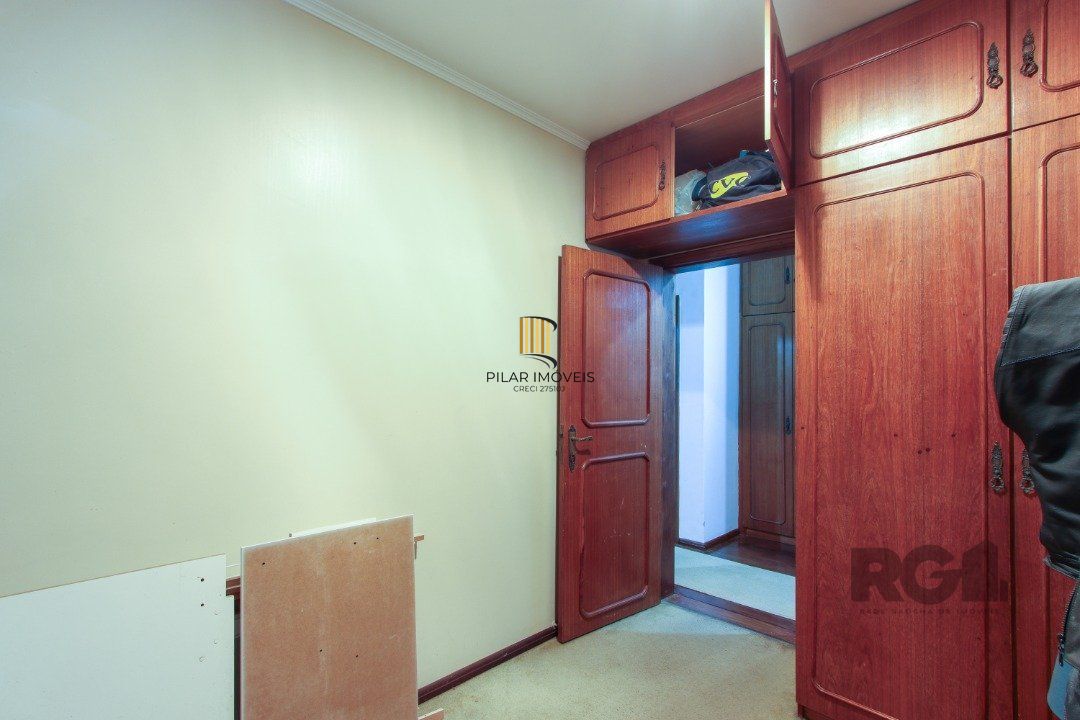 Casa a venda com 03 dormitórios, living 03 ambientes com vista para o Rio.