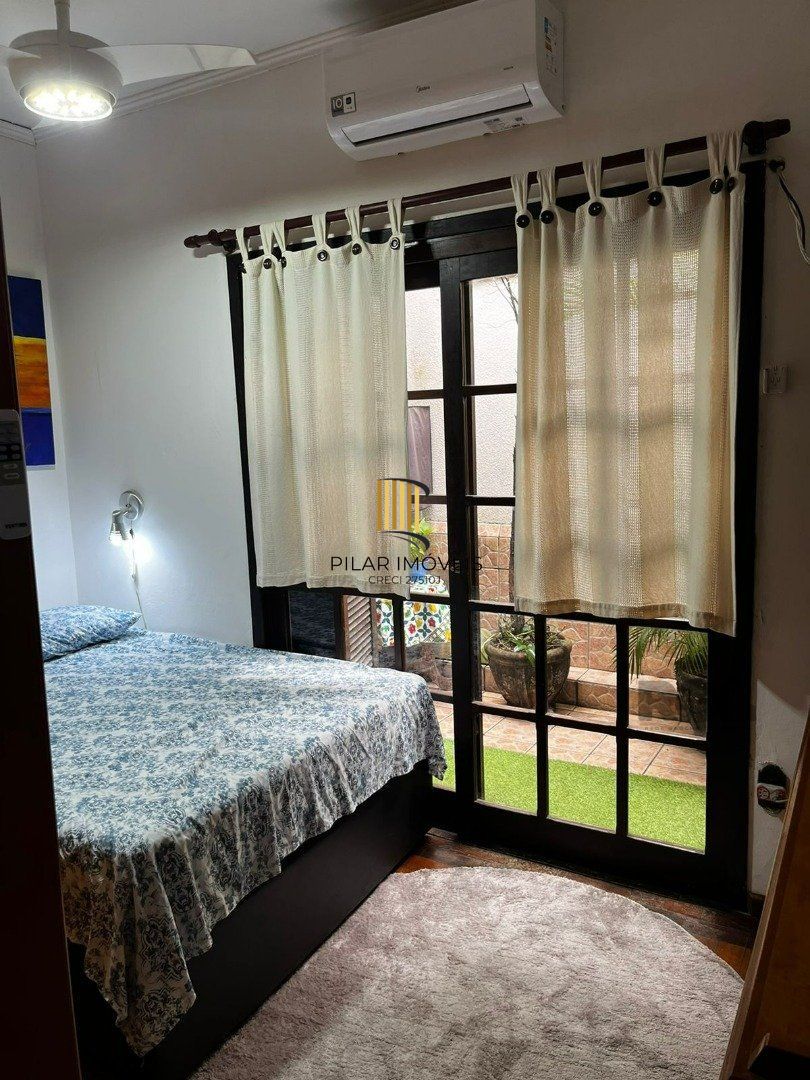 Casa 3 dormitórios no bairro Medianeira