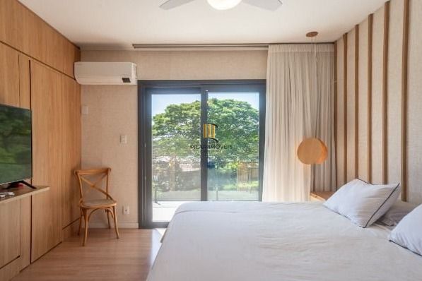 Casa com 3 suítes amplas, além de uma sala generoso com lareira e 2 vagas de garagem.