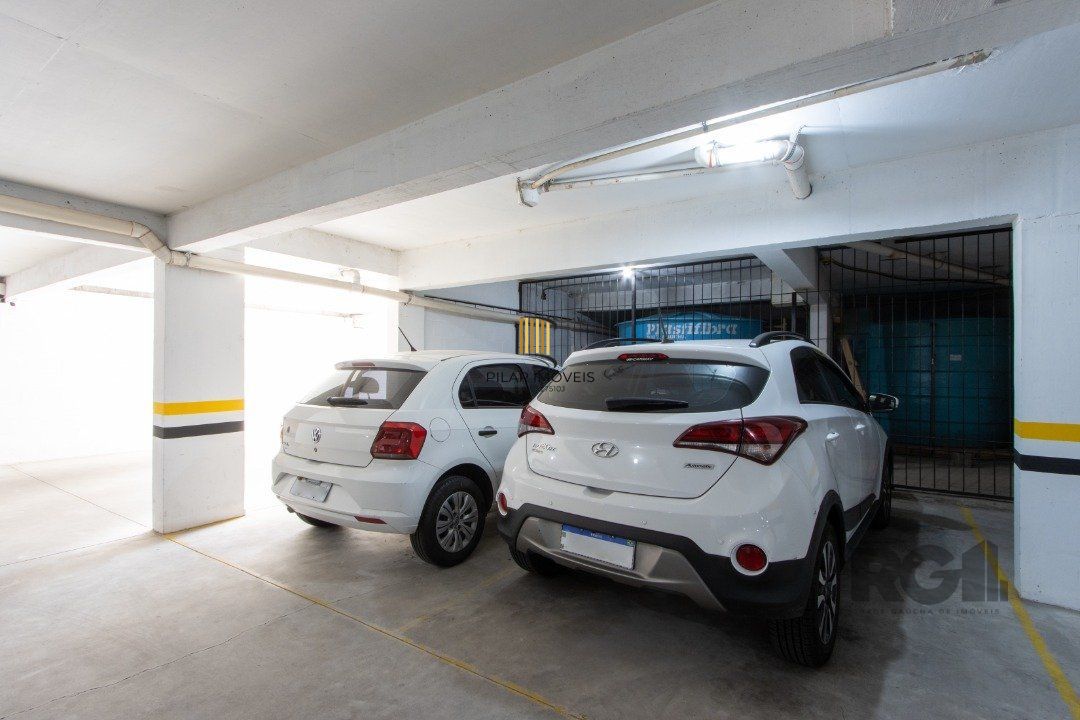 Apartamento possui 3 dormitórios, sendo 1 suíte, semi-mobiliado, com 107,27m² de área privativa, living para 2 ambientes, espaço gourmet com churrasqueira, cozinha com área de serviço; 2 vagas simples de garagem