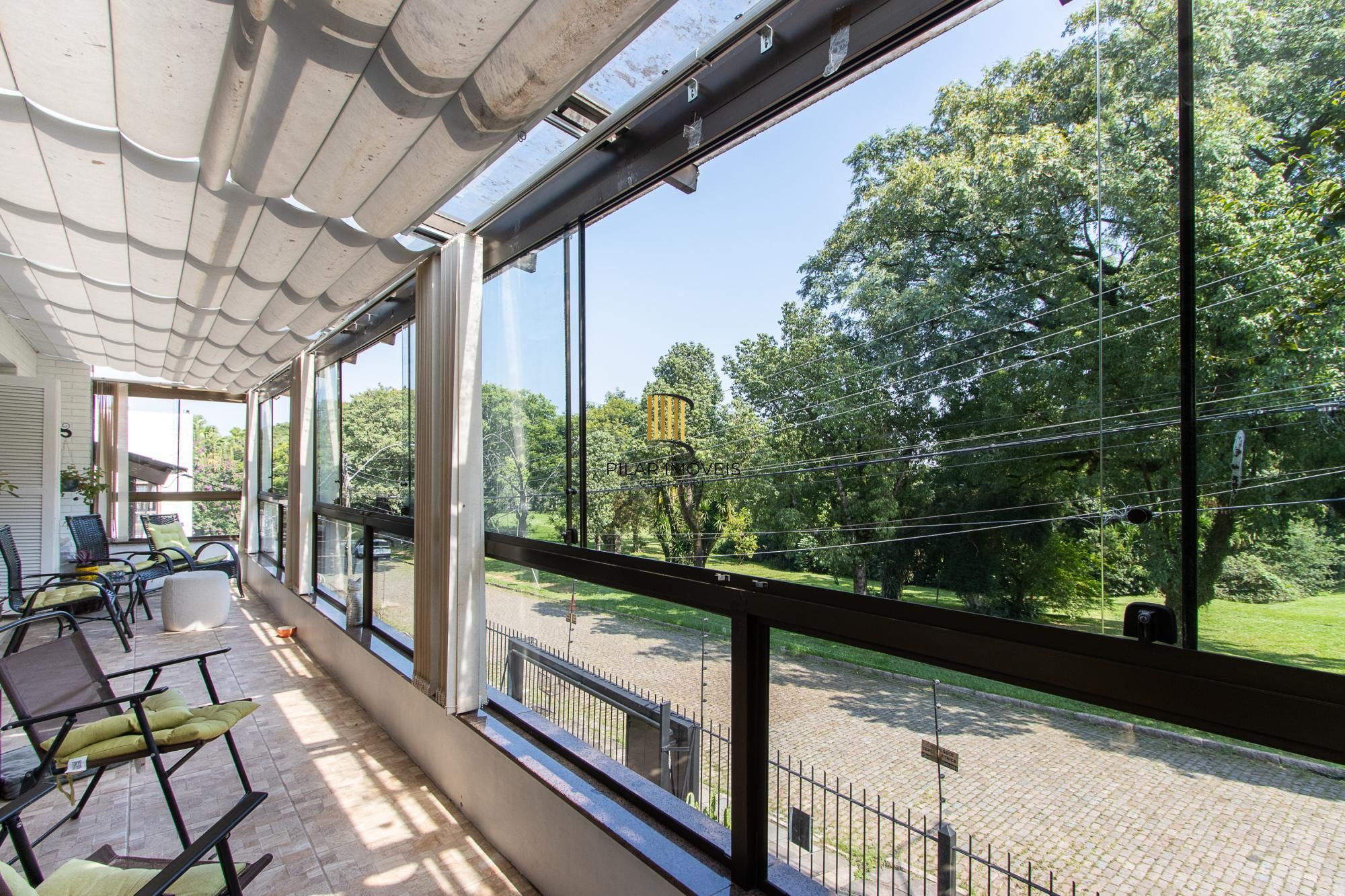 Linda casa totalmente reformada, 3 quartos (1 suite), 2 vagas cobertas - Bairro Nonoai