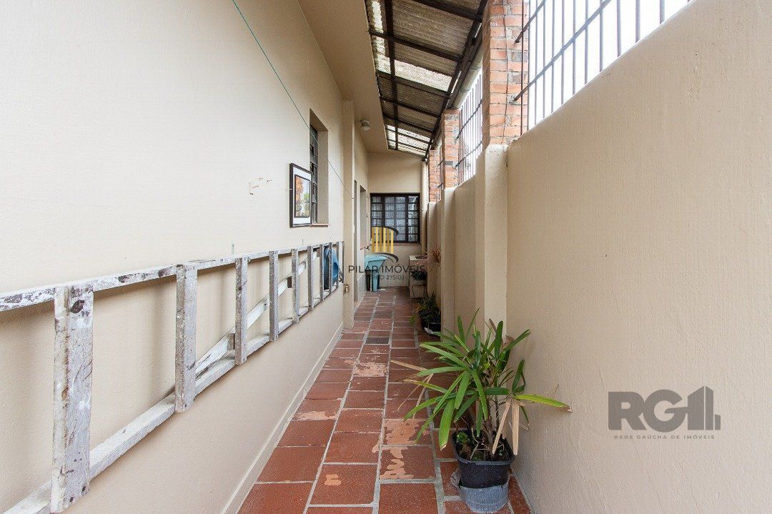 Casa térrea, 2 quartos, 2 vagas, edicula com 1 quarto e um banheiro - Bairro Tristeza