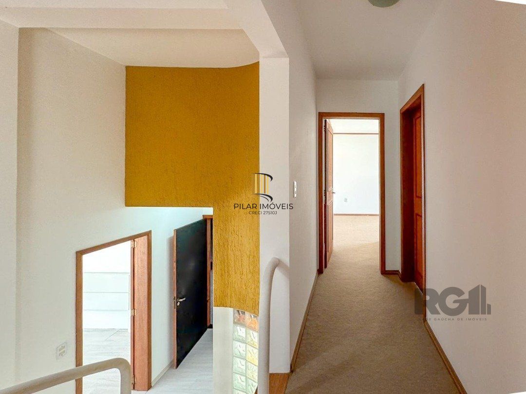 Com 4 suítes espaçosas, incluindo uma master com closet,