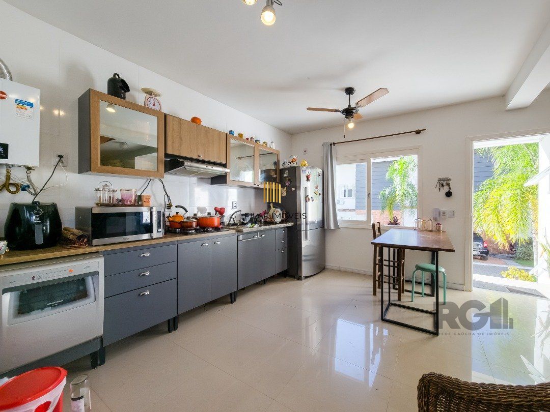 Living em dois ambientes com cozinha americana, lavabo, pátio, lavanderia. o3 dormitórios sendo 01 suíte, banheiro social e sótão. Duas vagas de  garagem.