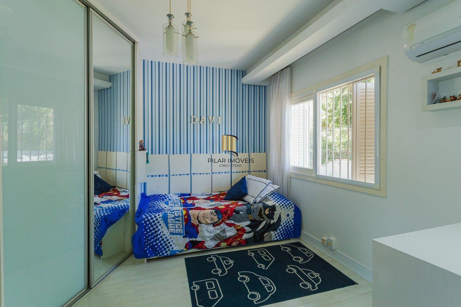 Casa Imponente com 5 Dormitórios (3 Suítes) no Bairro Chácara das Pedras