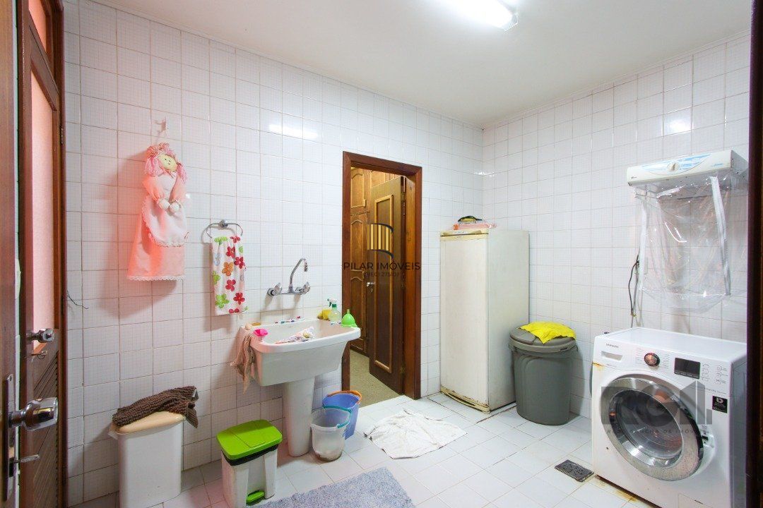 Casa com 4 dormitórios, sendo 1 suíte, com 2 vagas cobertas, no bairro Nonoai, Porto Alegre, RS