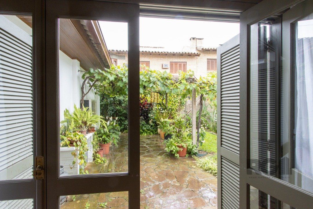 Casa térrea, 3 quartos, edícula, com 2 suites, pátio - Bairro Guarujá