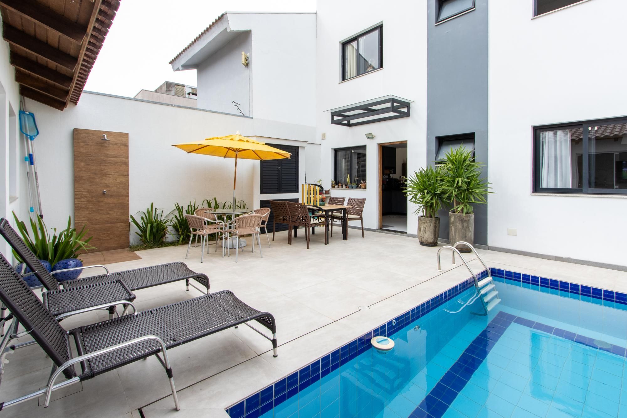 Excelente casa de alvenaria, 4 dormitórios, 2 suítes e 2 vagas de garagem.