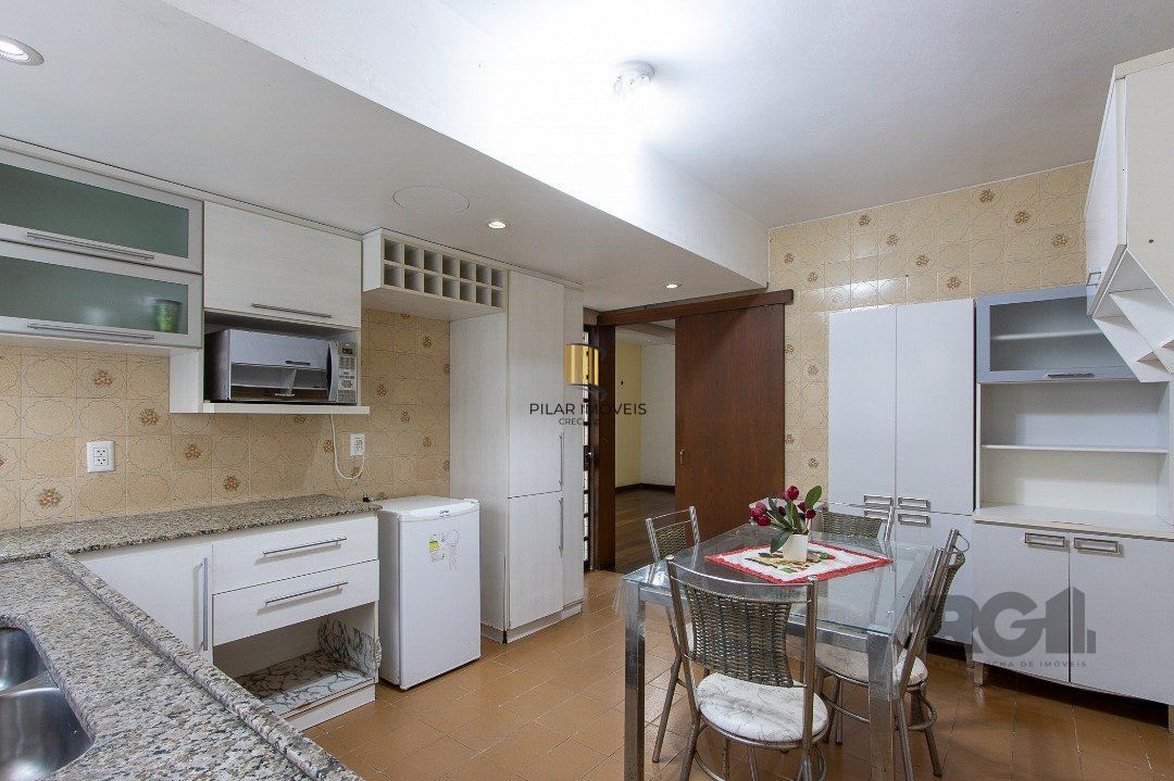 Casa 4 dormitórios no bairro Azenha