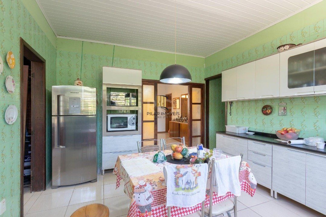 Casa para Venda - 370m², 4 dormitórios, sendo 1 suites, 6 vagas - Lomba do Pinheiro