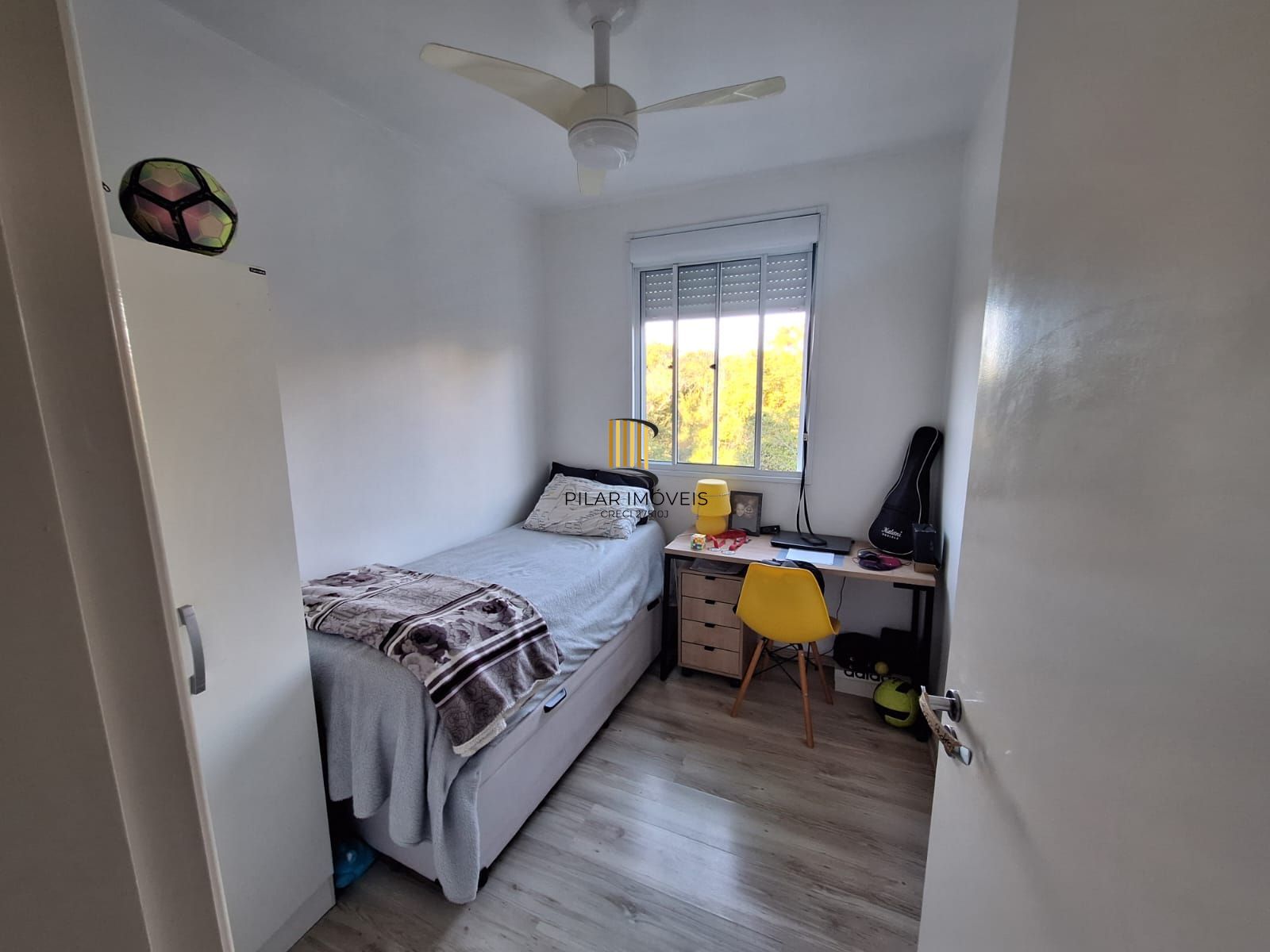 Apartamento de 2 quartos, cozinha planejada e 1 vaga escriturada.