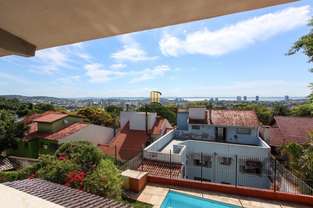 Casa com 4 dormitórios, sendo 1 suíte, com 2 vagas cobertas, no bairro Nonoai, Porto Alegre, RS