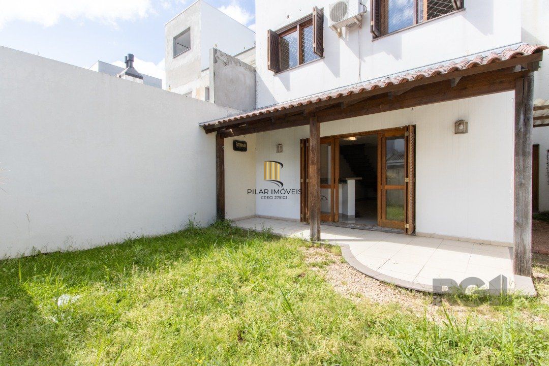 Casa 3 dormitórios no bairro Hípica