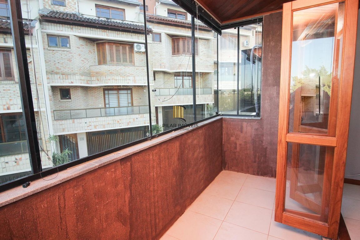 Apartamento de 2 dormitórios, 1 suíte, closet e 2 vagas de garagem .