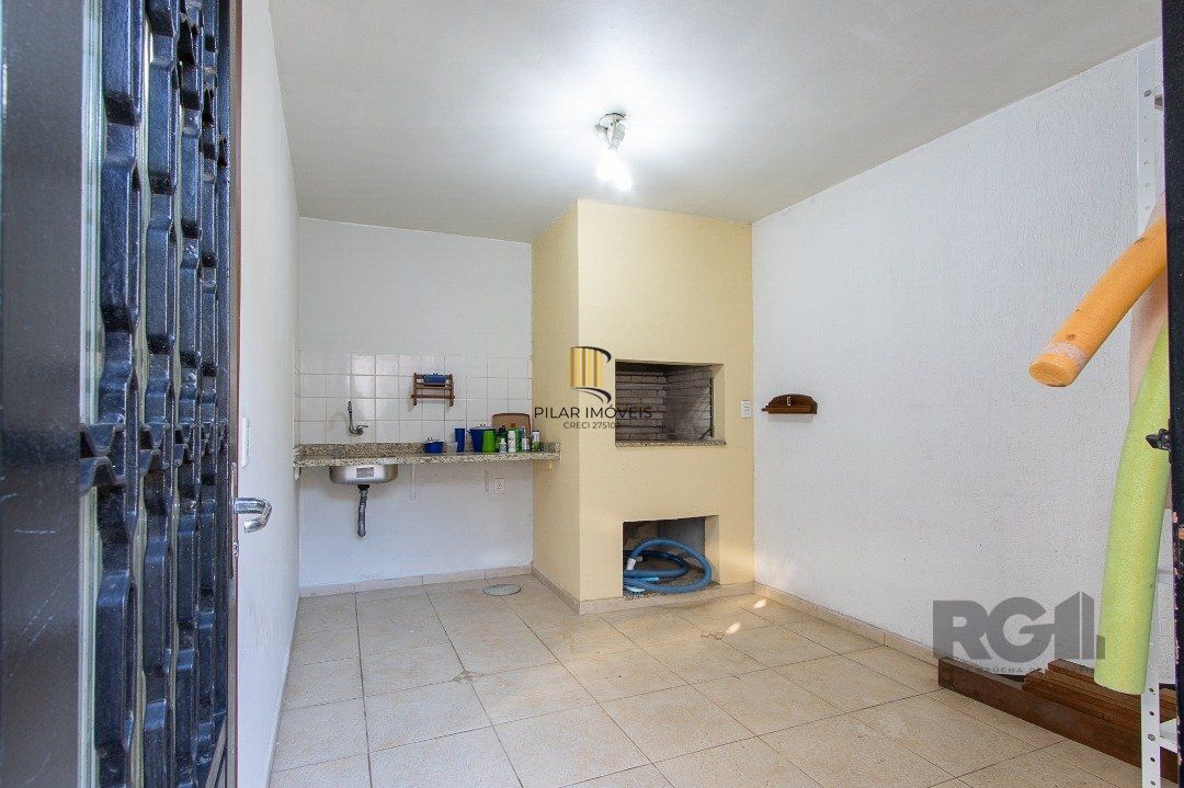 Casa 4 dormitórios no bairro Azenha