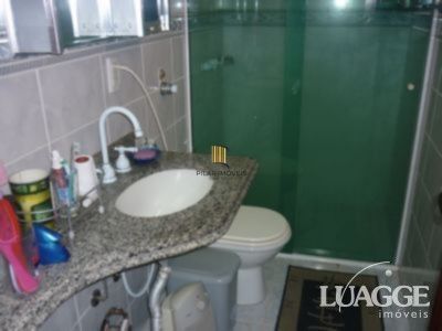 casa com 4 dormitórios, sendo uma suíte , e 530 area privativa