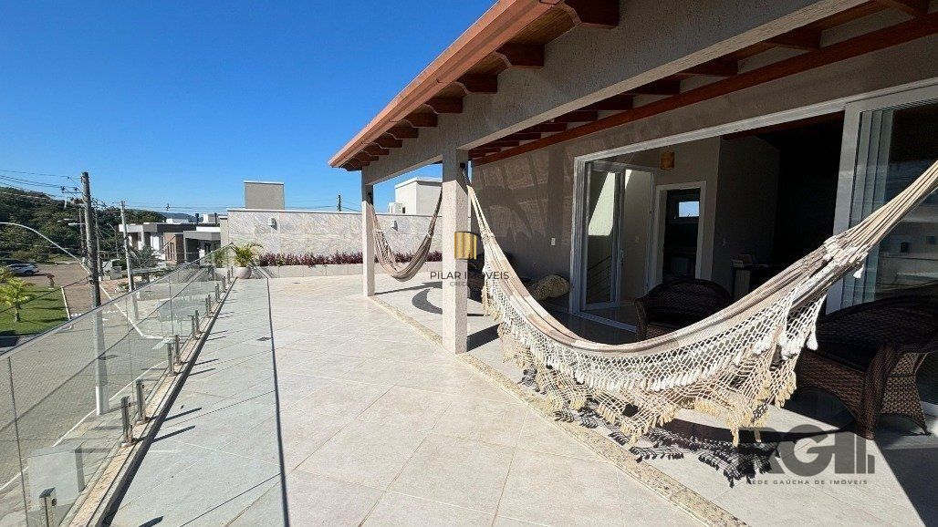 Casa em condomínio com 4 suítes, 4 vagas de garagem, pátio com piscina