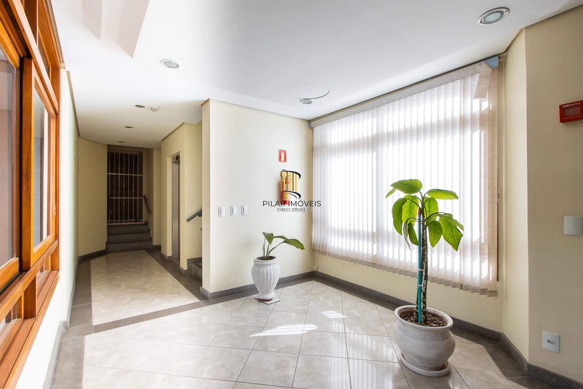 Apartamento com 114.02m², 3 dorm, Petrópolis com lareira e churrasqueira