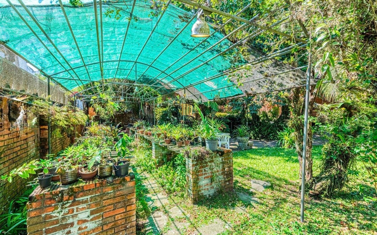 Casa com amplo terreno e grande área verde à venda no Jardim Isabel