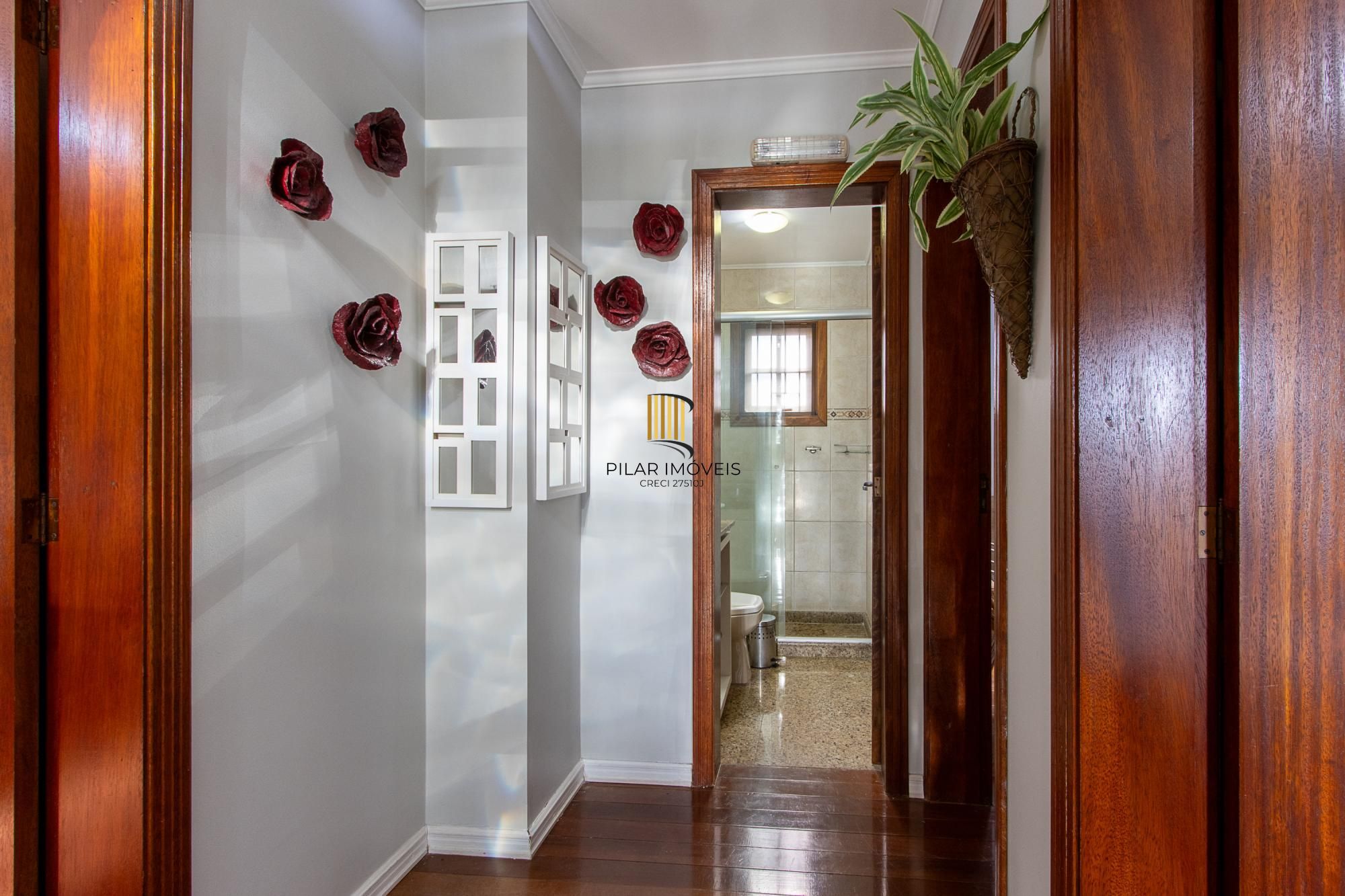 Excelente casa de 3 dormitórios, 1 suíte, pátio, piscina e vaga para 2 carros cobertas.