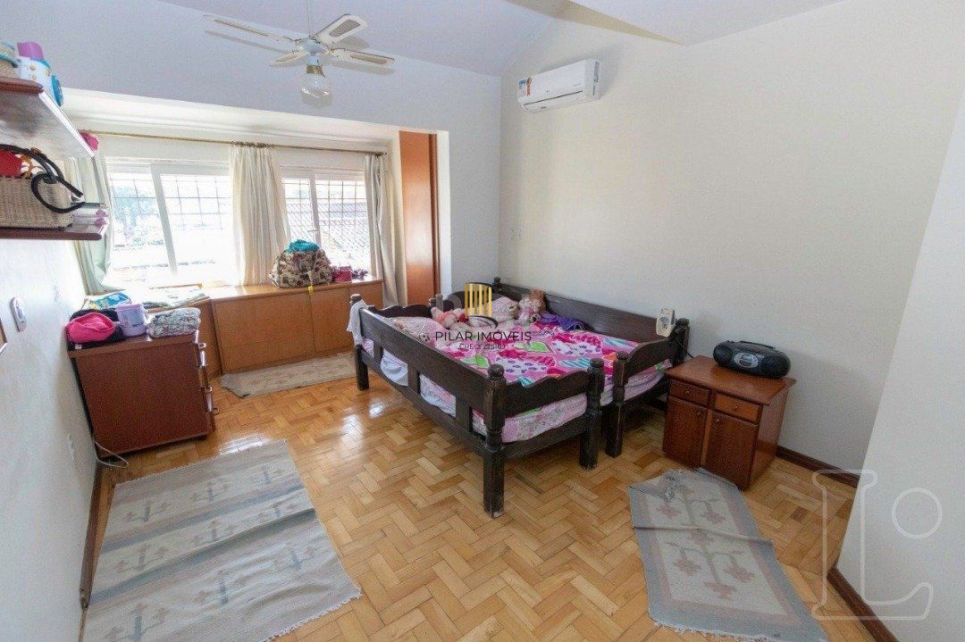 Casa para Venda - 349m², 4 dormitórios, sendo 1 suites, 3 vagas - Tristeza