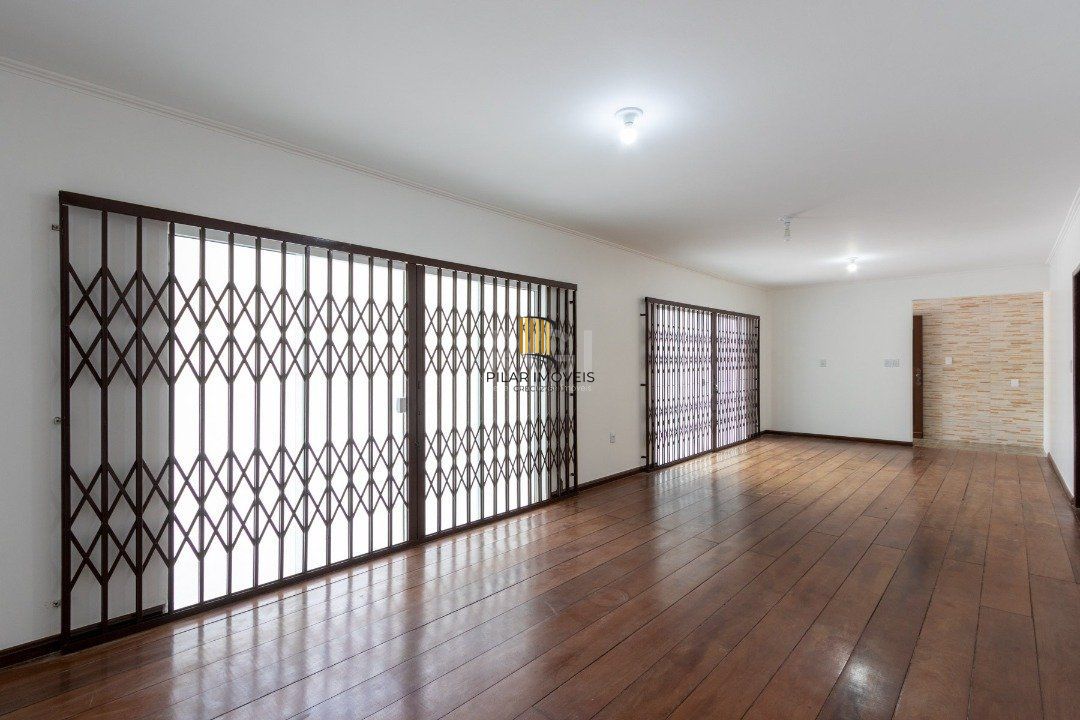 Casa para Venda - 454.7m², 5 dormitórios, sendo 1 suites, 8 vagas - Teresópolis