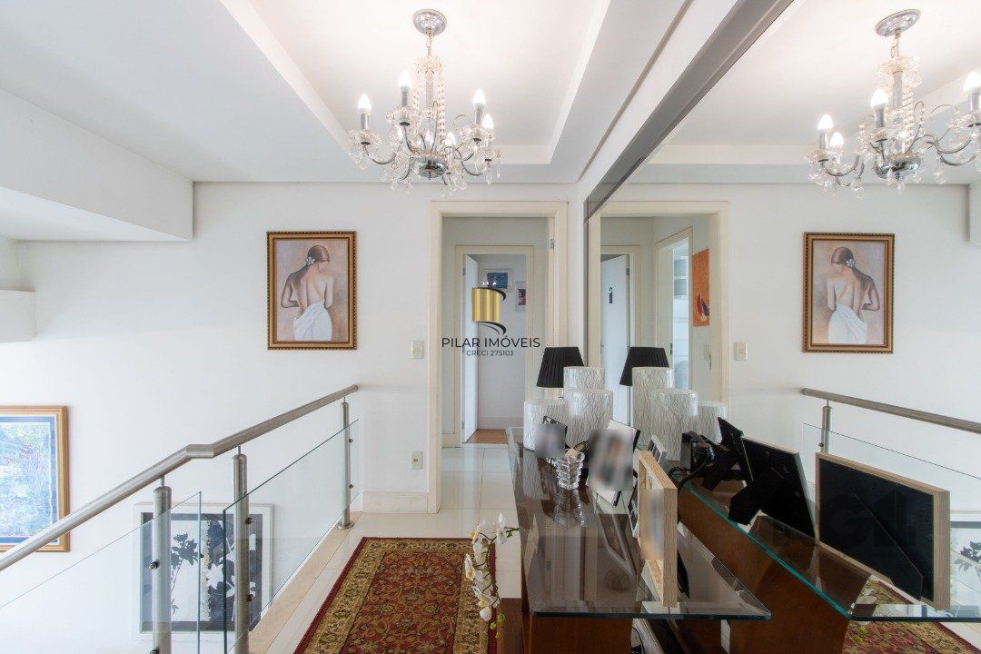 Casa em condominio . com 6 suites, sendo 3 suítes master com closet e hidro.