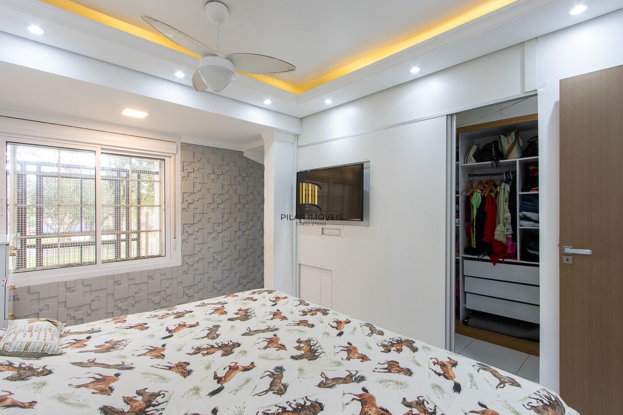 Casa de 4 dormitórios, 2 suítes, piscina, pátio e 2 vagas de garagem.