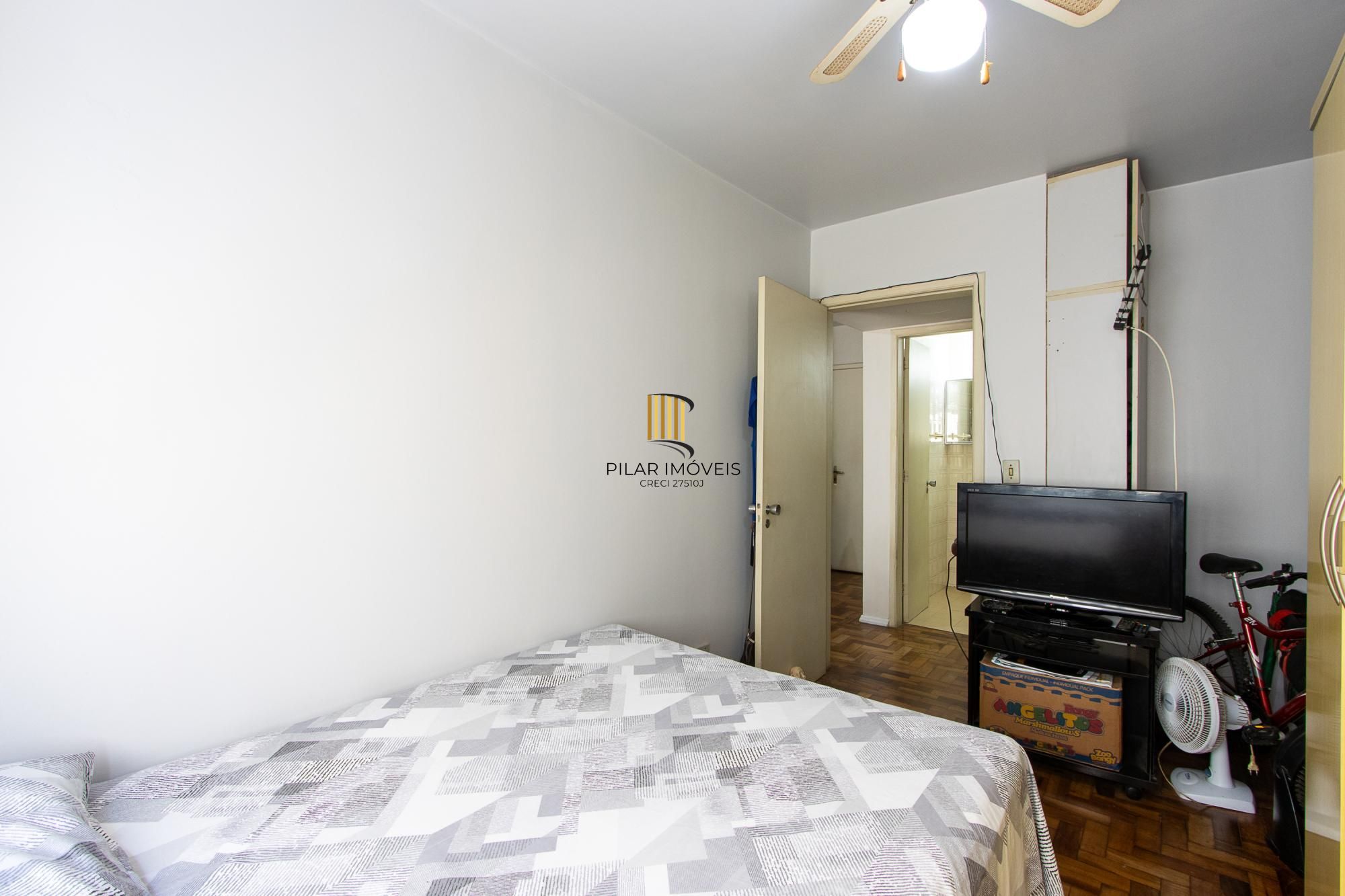 Apartamento com 1 quarto com vaga coberta e escriturada no bairro Cristal.