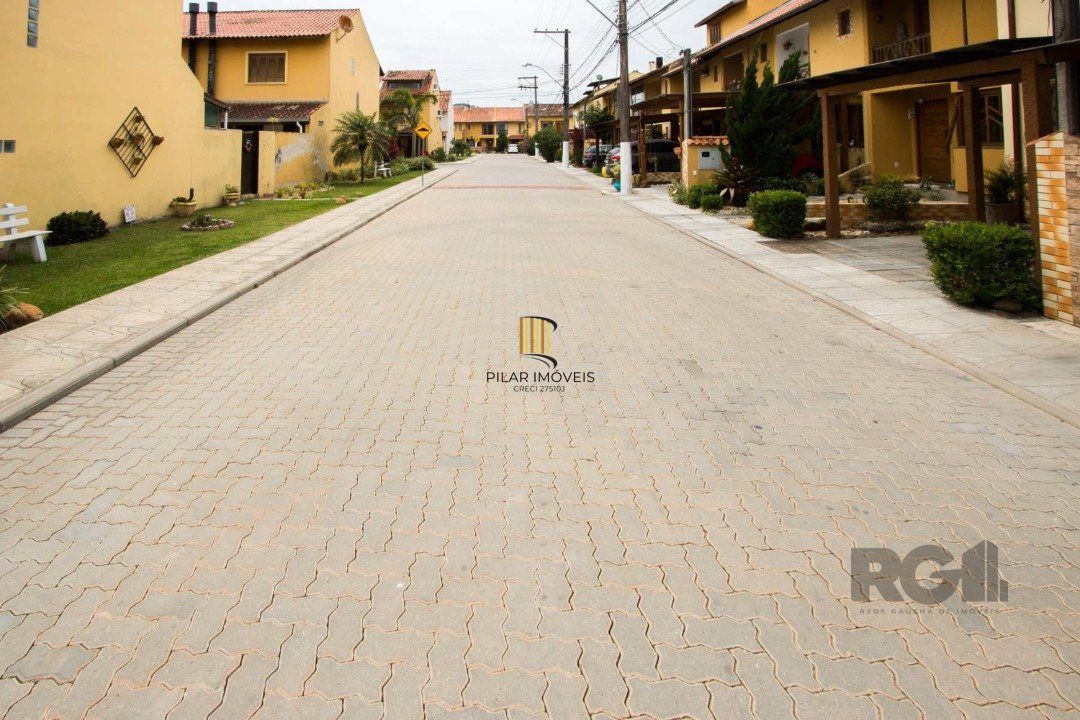 Casa em Condomínio na Zona Sul, no bairro Hípica, com 2 dormitórios, living para dois ambientes, cozinha mobiliada, lavabo