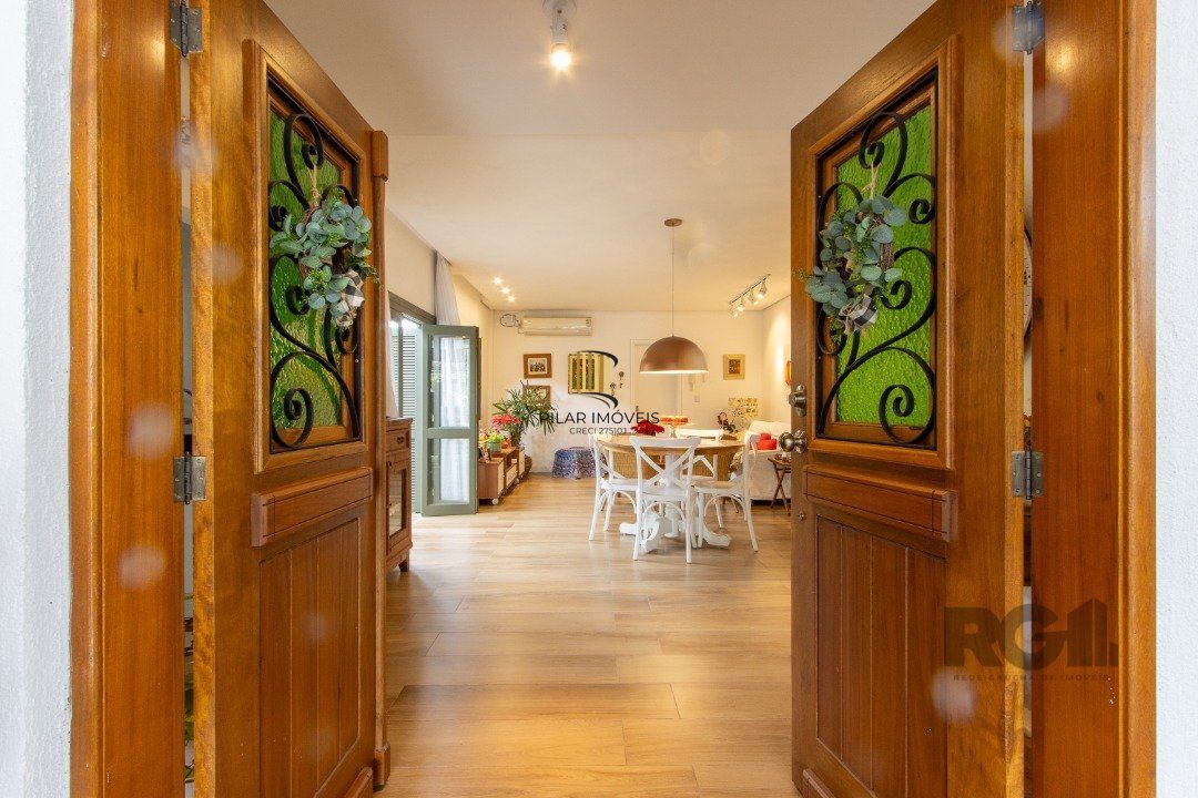Casa térrea, 3 quartos, edícula, com 2 suites, pátio - Bairro Guarujá