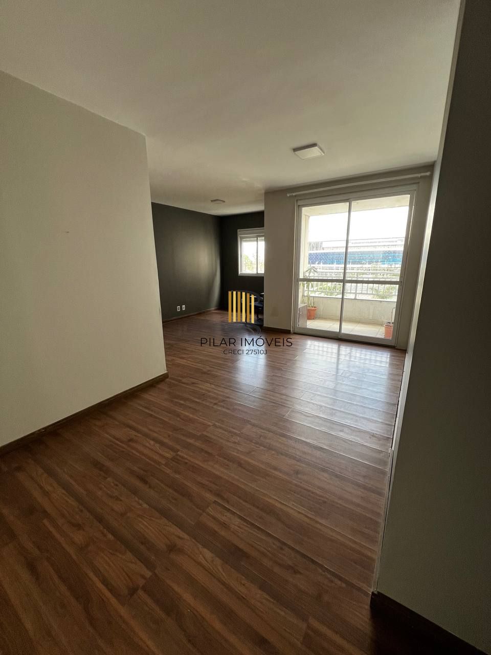 Apartamento de 3 dormitórios transformado em 2, 1 suíte e living com churrasqueira.