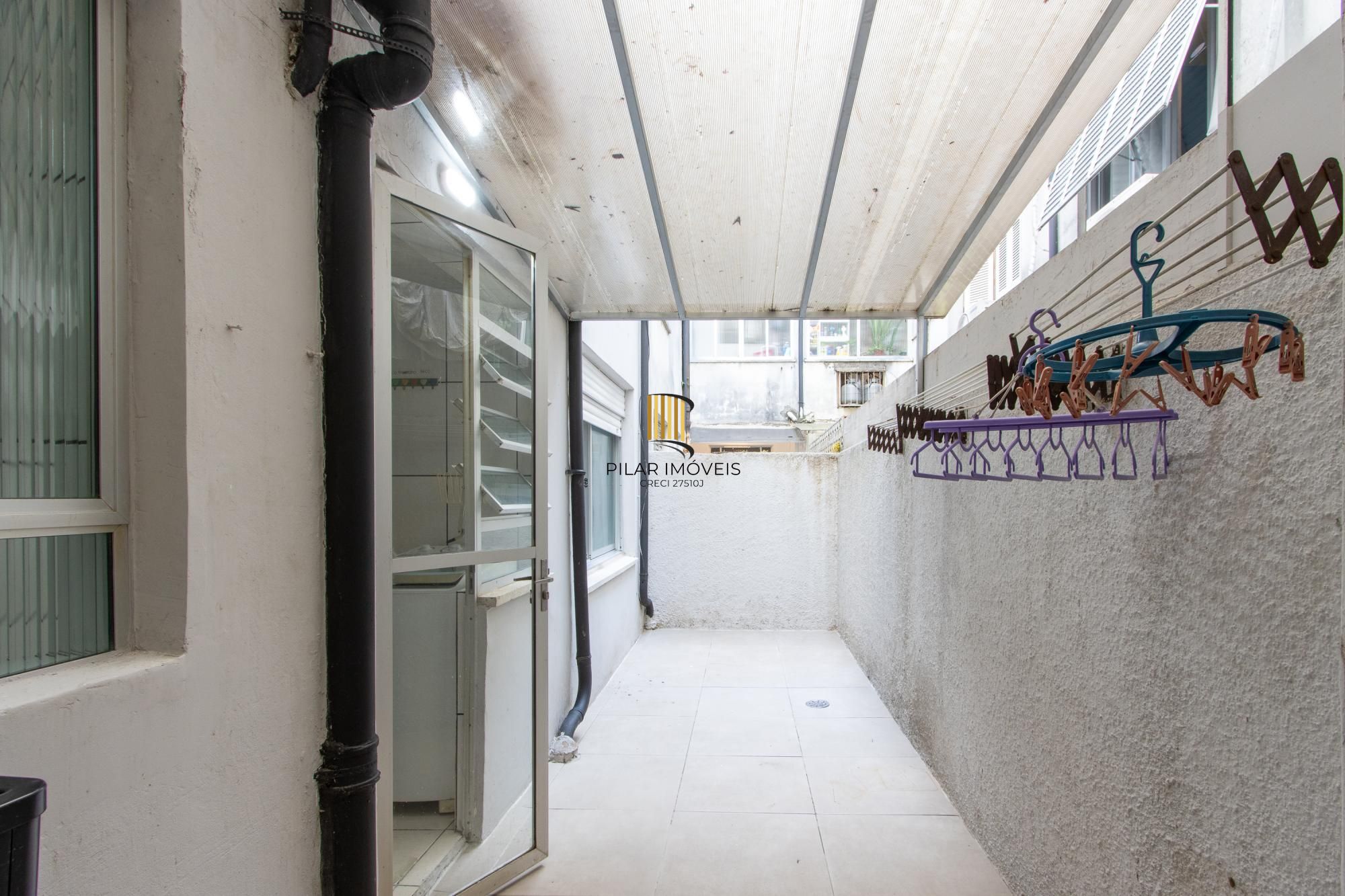 Apartamento térreo com pátio privativo no coração do Menino Deus, 2 dormitórios.