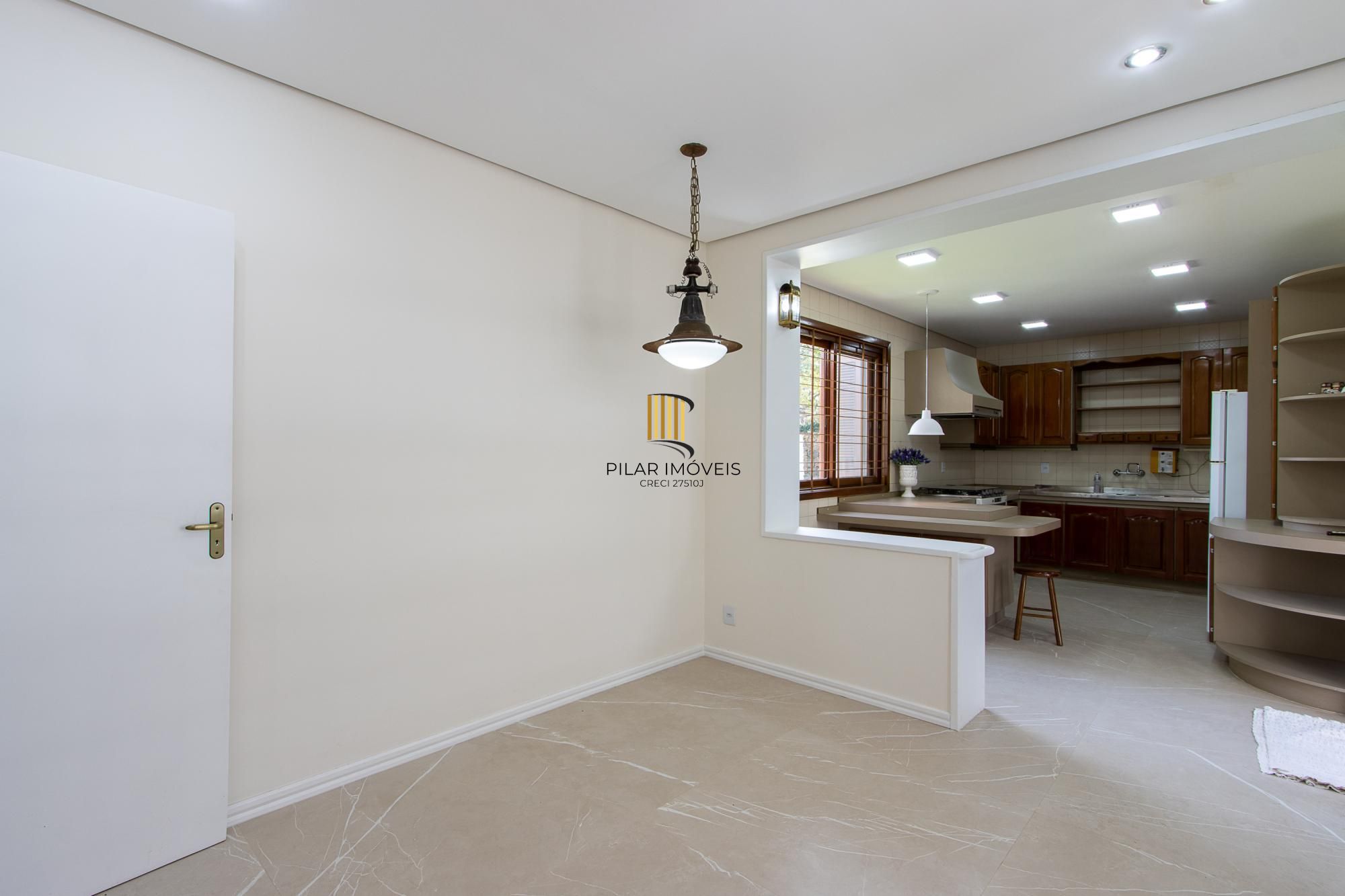 Casa com 2 dormitórios 3 banheiros. lareira e churrasqueira, e com arquitetura moderna.