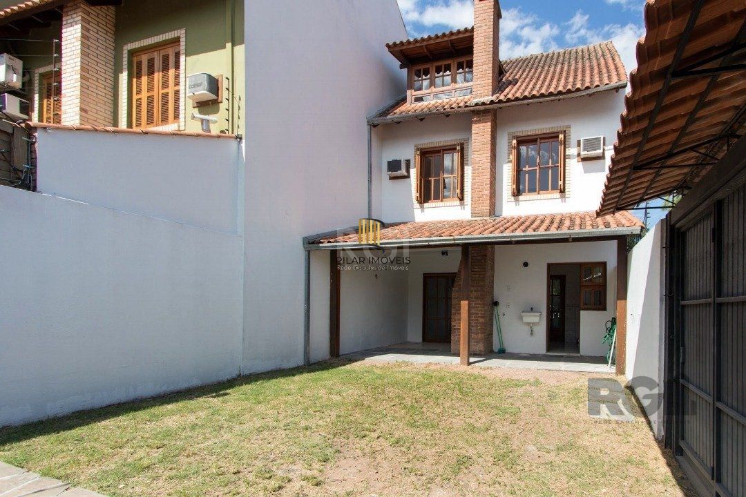 Casa 3 dormitórios no bairro Serraria