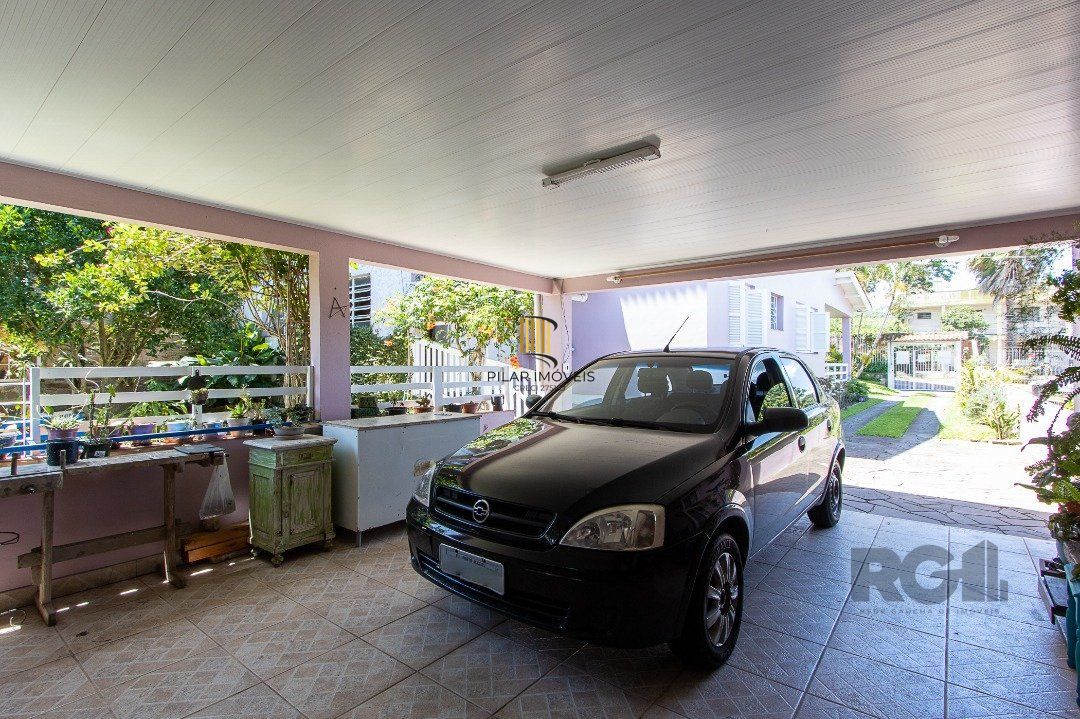 Casa com 4 quartos, suíte, churrasqueira, lareira, garagem coberta e lindo jardim.