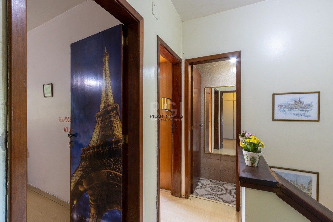 Sobrado com 345m² privativos, 3 suites, 2 vagas, churrasqueira. pátio com piscina - Bairro Cristal
