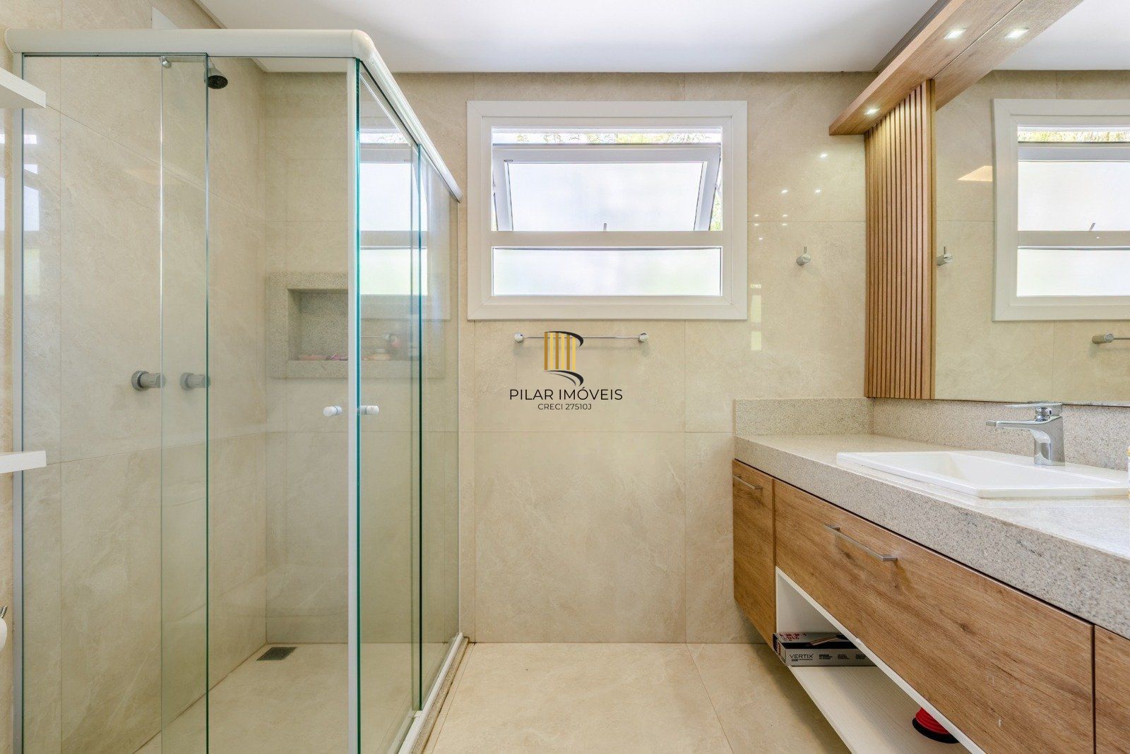 Casa em Condomínio com 228m² e 3 dormitórios, 1 suíte, 3 vagas no bairro Sarandi