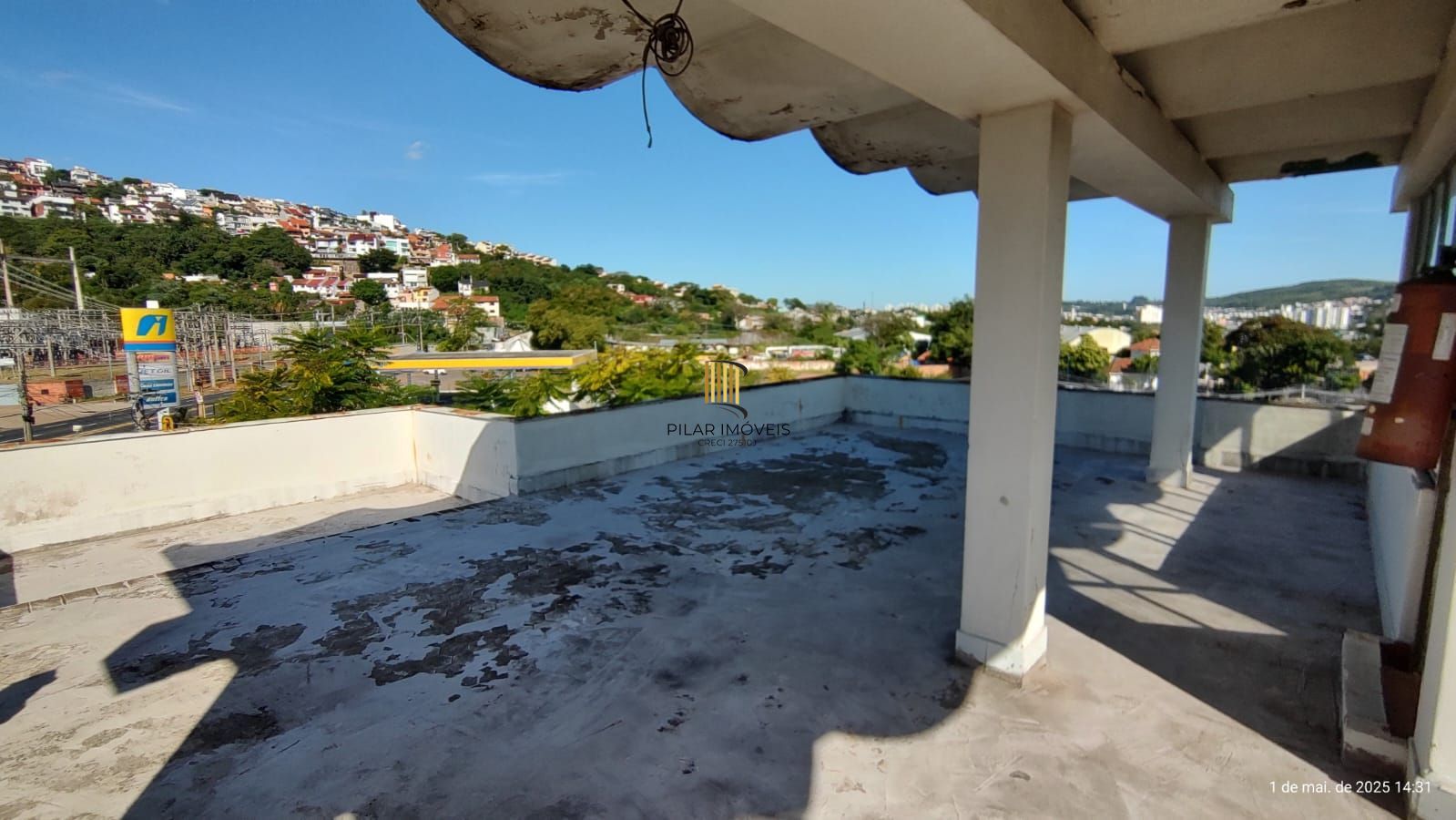 Apartamento de 4 dormitórios, 2 suítes, living amplo e arejado com sacada.
