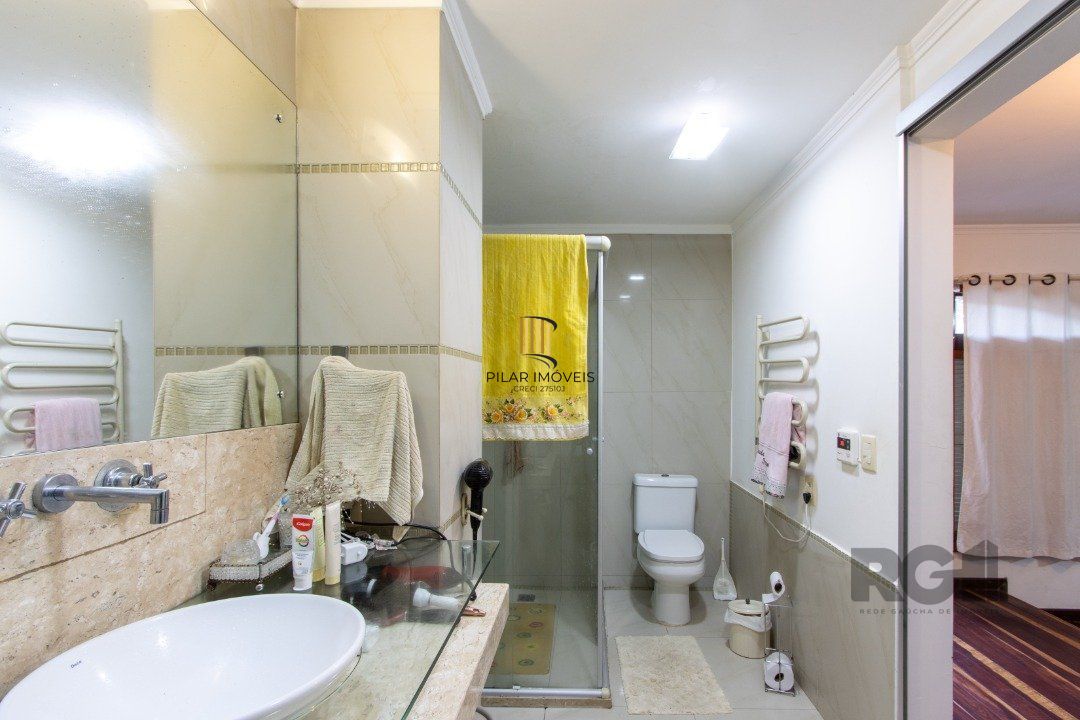 Casa no bairro Cristal, Possui 4 dormitórios, sendo 1suíte, closet e banheira de hidromassagem, com possibilidade de um podendo 1 dormitórios extra.