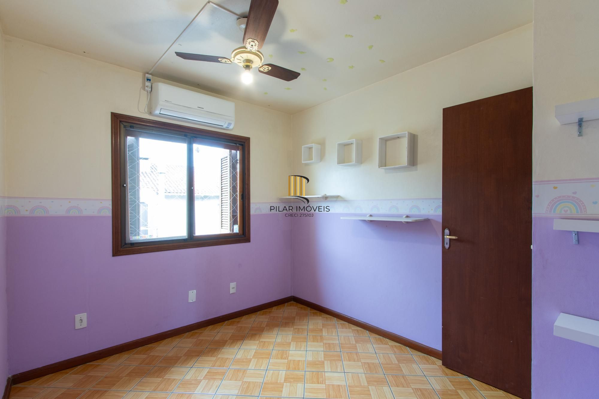 A casa possui 78m² de área construída, com um adicional de 20m²
